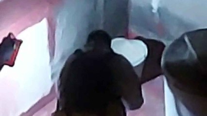 Un agente de criminalística, este domingo, tras localizar un revólver que llevaba el presunto asesino de Maravillas.