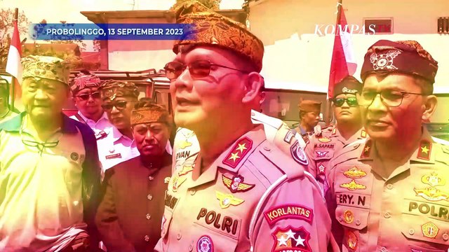 Korlantas Polri Bagikan Ratusan Paket Sembako ke Pelaku Wisata Bromo