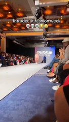 Youtuber se cuela en pasarela del Fashion Week
