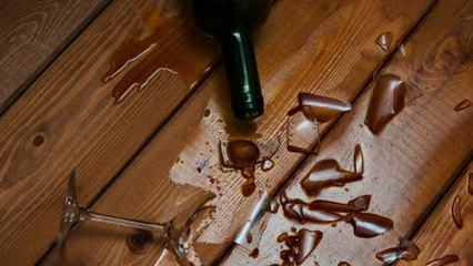 Älteres Ehepaar in Mittelfranken: Frau schlägt Ehemann mit Weinflasche auf den Kopf 🍷