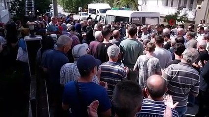 Taksicinin kapısını açması genç gazeteciyi hayattan kopardı