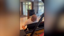 Adana Demirspor Başkanı Murat Sancak’tan otomatik piyanolu şov
