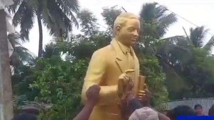 కోనసీమ జిల్లా: కొత్తూరులో అంబేద్కర్ విగ్రహాన్ని ఢీకొన్న వ్యాన్