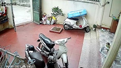 Héros du jour, il sauve un bébé d"une façon géniale