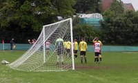 Une démolition de tours de refroidissement en plein match de foot... Impressionnant