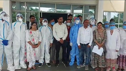 पीपीई पहनकर मेडिकल स्टाफ का प्रदर्शन