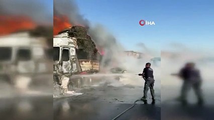 Otoyolda saman yüklü tır yandı, trafik durma noktasına geldi