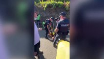 Tres policías nacionales golpean y tiran al suelo a un Jumbo