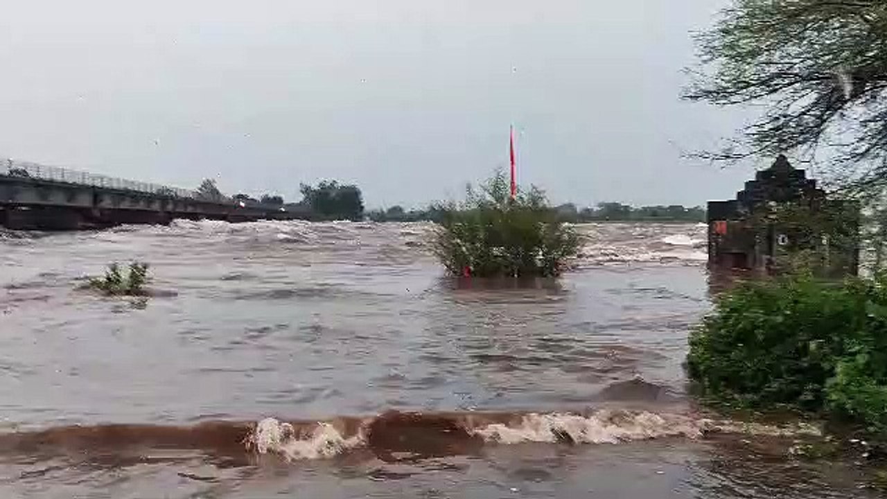 भारी बारिश से नुकसान: रोड और पुलिया क्षतिग्रस्त, सुरक्षा दीवारें ढही, विद्युत पोल भी उखड़े