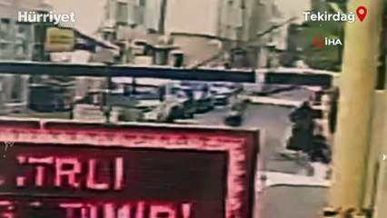 Otomobille çarpışan motosikletin yayanın üzerine savrulduğu anlar kamerada
