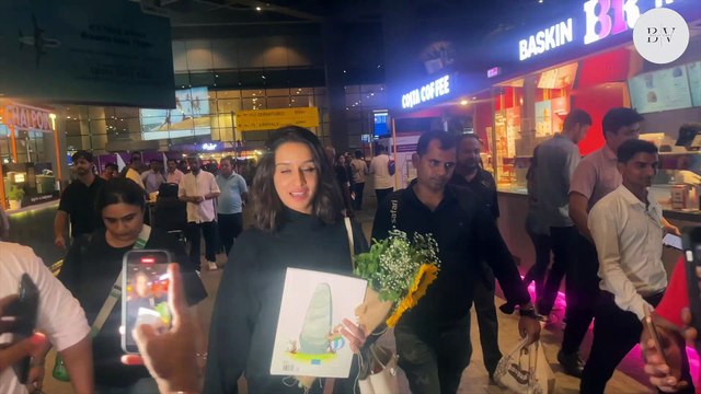 Shraddha Kapoor Ki Airport Entry: Sunflower Bokeh Ke Saath Wapas Aayi Mumbai