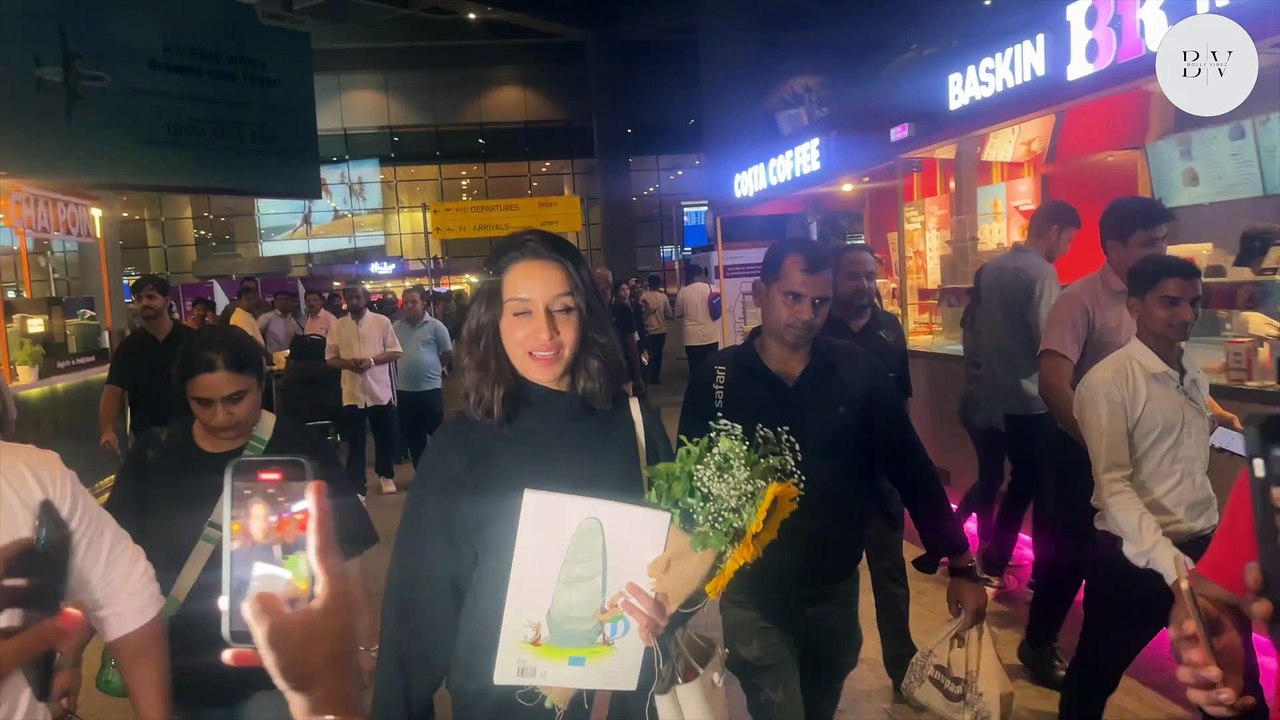 Shraddha Kapoor Ki Airport Entry: Sunflower Bokeh Ke Saath Wapas Aayi Mumbai