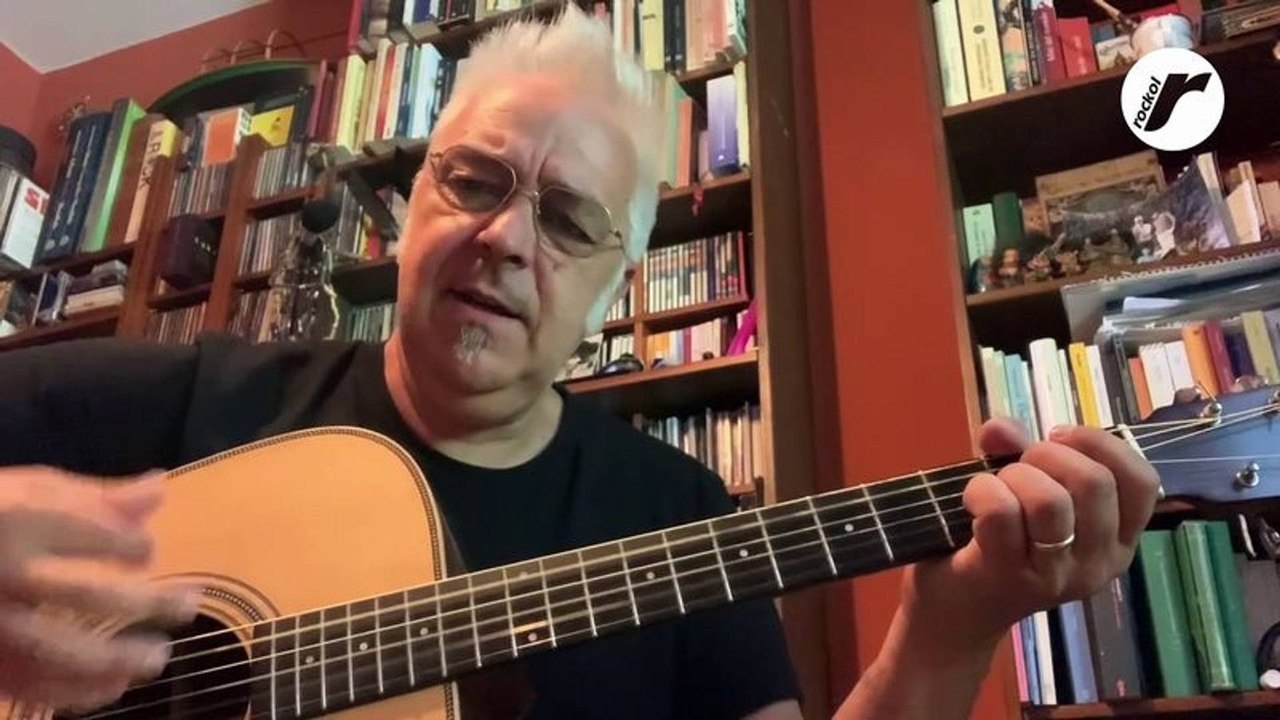 Davide Van De Sfroos suona per Rockol "Manoglia"