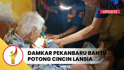 Kesulitan Berjalan, Damkar Pekanbaru Bantu Potong Cincin Lansia