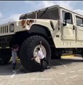 Il se fait construire le plus grand Hummer du monde, il est énorme (vidéo) !