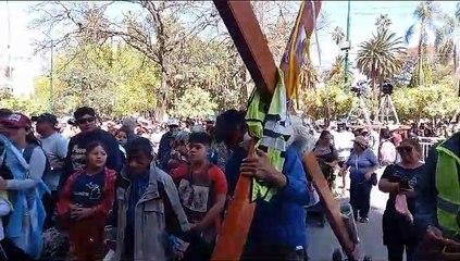 Los peregrinos son bendecidos en el ingreso a la Catedral