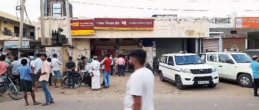 6.83 lakh rupees looted from bank with revolver