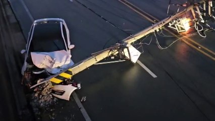 전남 여수에서 승용차가 전신주 들이받아...한때 정전 / YTN