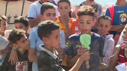 "العربية" ترصد لقطة طريفة وسط مخيمات النازحين المتضررين من زلزال المغرب