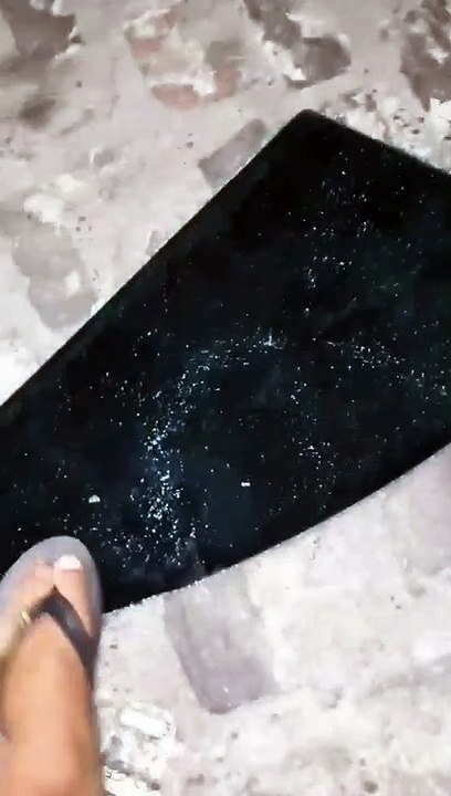 VÍDEO: Ladrões quebram carro e roubam objeto em...