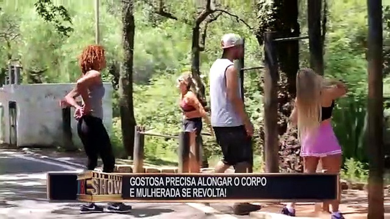 Pegadiñas Garota pede ajuda com alongamento e causa confusão no parque