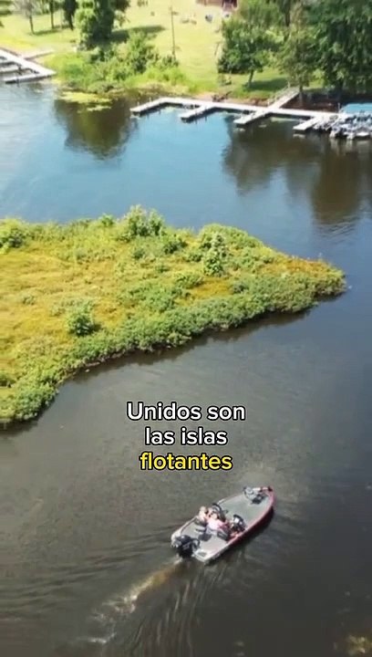 La isla flotante que todo año es movida por un barco