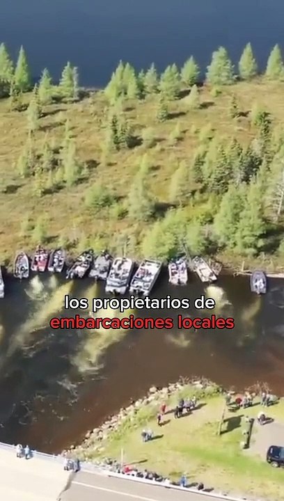 Estas isla flotante es movida por barcos cada año