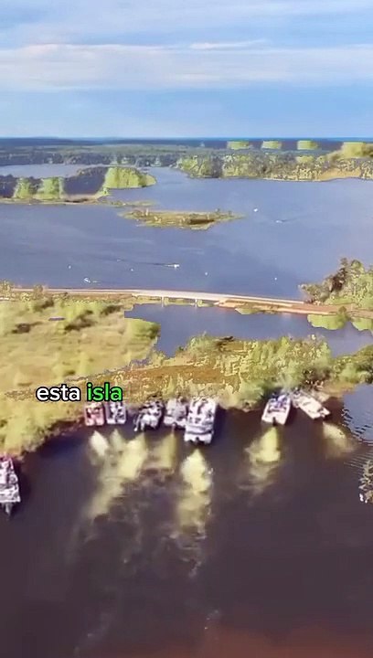 Esta isla flotante es movida por varios barcos cada año