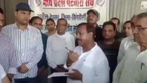 सीधी: पटवारी संघ के धरने स्थल पर पहुंचे पूर्व मंत्री, अधिकारियों से की फोन पर बात