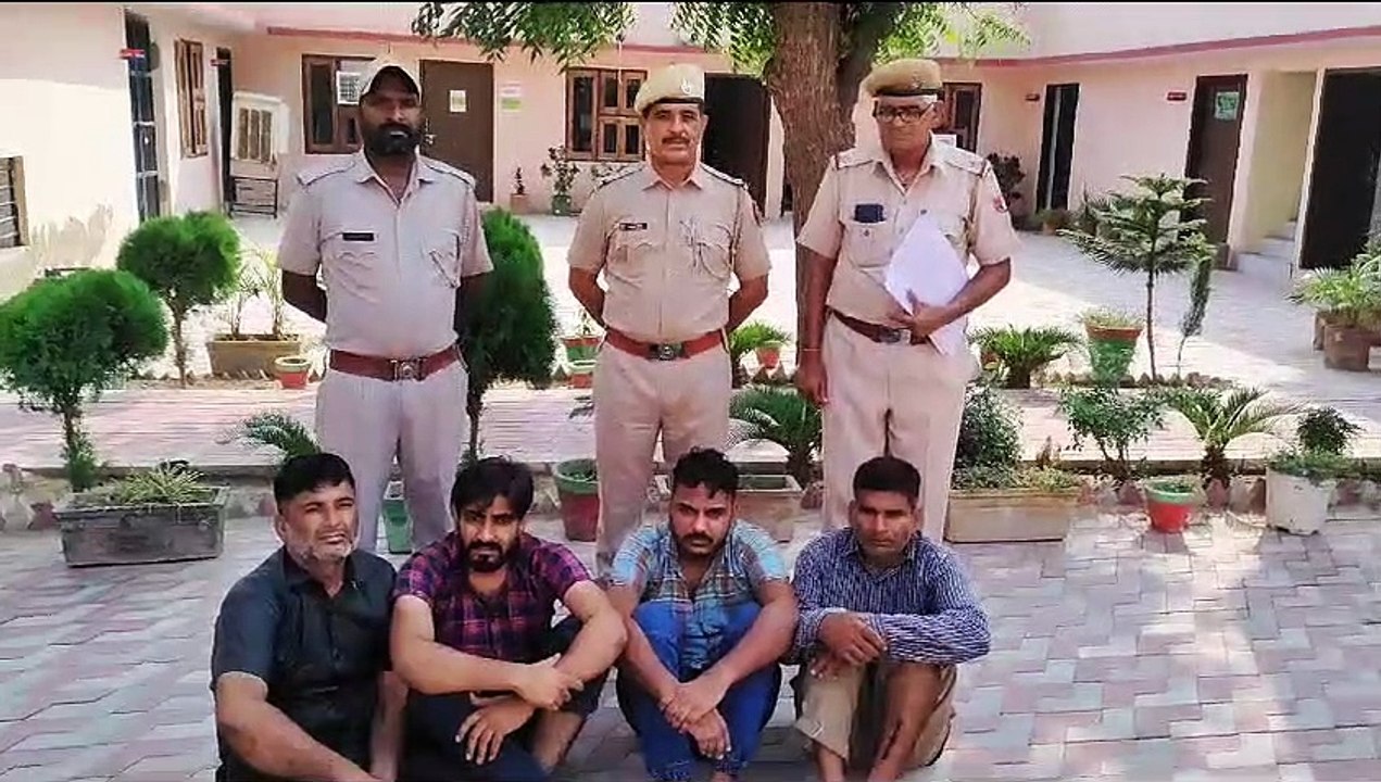 Caught in greed, sometimes handed over photocopies and sometimes children's bank notes, cheated even by posing as fake police