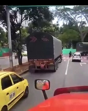 ¿Cómo es posible este suceso? Joven realiza abdominales sobre un camión en movimiento