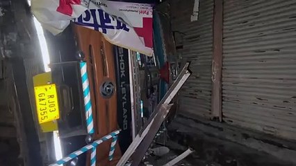 तीन दुकानाें में घुसा बेकाबू ट्रक, ट्रांसफॉर्मर भी तोड़ा