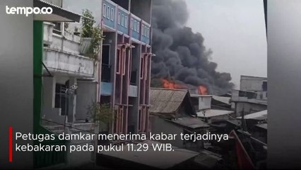 Kebakaran Pabrik di Kapuk Muara Penjaringan, Asap Hitam Membumbung Tinggi