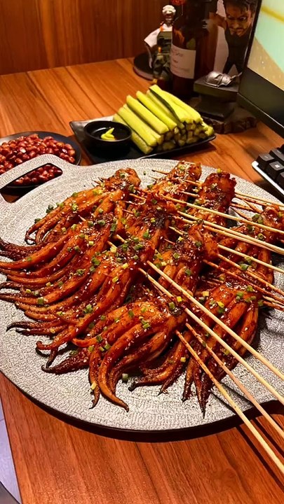 不用出门 自己在家也能复刻路边摊的铁板鱿鱼 味道绝了#抖音美食创作人 #鱿鱼 #仪式感不能少