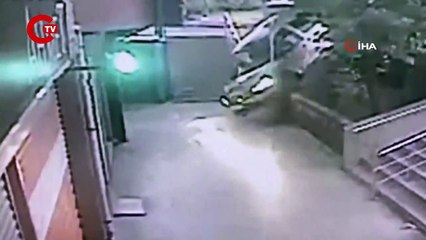 Fren yerine gaza bastı, iş merkezinin bahçesine böyle uçtu