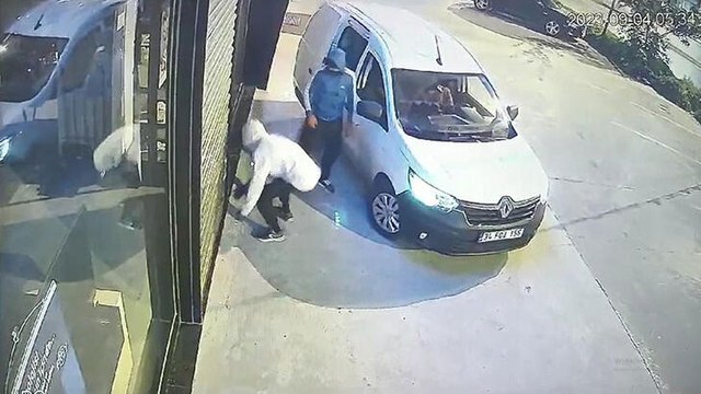 İstanbul'da mağazalardan hırsızlık yapan şüpheliler kamerada