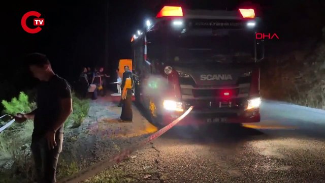 Uçuruma yuvarlanan araçta boğazı kesilmiş cesedi bulundu