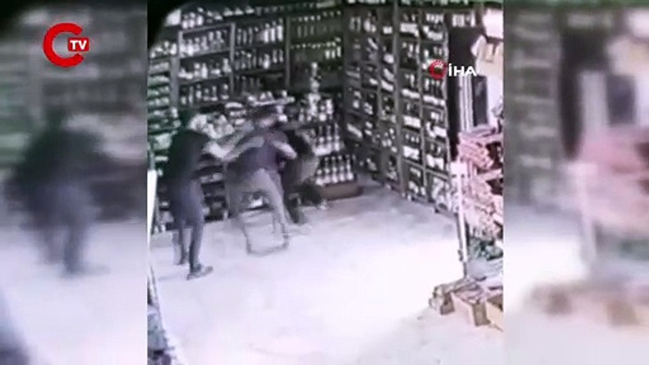 Yine bir tekel bayi... Bıçaklı sopalı kavga: 4 yaralı