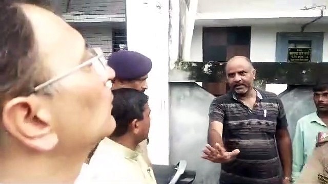 Video: मंत्री जी, पैखाना जाने के लिए पानी नहीं है , बिजली न आने पर स्थानीय लोगों की शिकायत