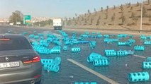 TEM'de otomobile çarpan TIR'daki su şişeleri yola döküldü, yoğun trafik oluştu