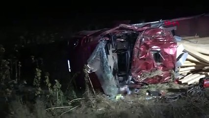 Afyonkarahisar'da Kereste Yüklü Tır Devrildi: 1 Ölü