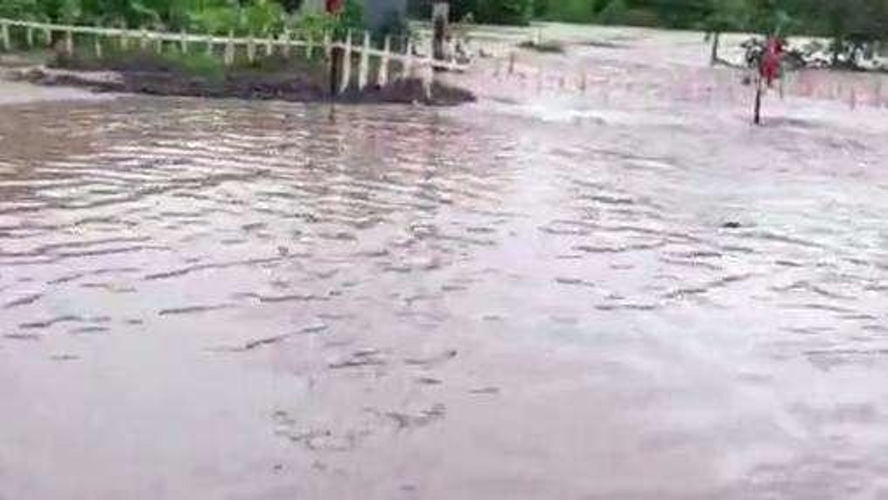 छिंदवाड़ा: भारी बारिश से बनी बाढ़ की स्थिति, सड़को पर भरा पानी