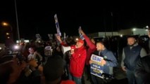 Miles de trabajadores de GM, Ford y Stellantis se declaran en huelga en Estados Unidos