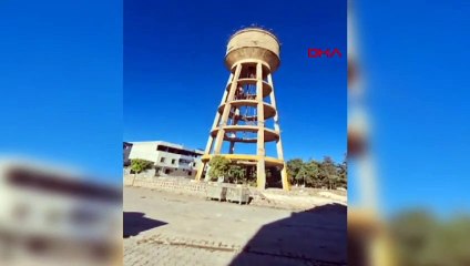 Şanlıurfa'da depremde hasar gören su kulesi yıkıldı