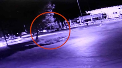 İki otomobilin çarptığı motosikletlinin ağır yaralandığı kaza kamerada
