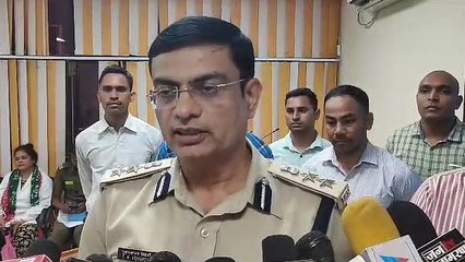 जबलपुर पुलिस ने बांटे 23 लाख रुपये के 171 मोबाइल फोन, लोग हुए खुश - देखें वीडियो