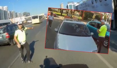 Trafik polisinin film gibi silah gösteren şüpheliyi yakalama operasyonu