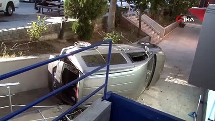 Beylikdüzü’nde aracının freni yerine gaza bastı iş merkezinin bahçesine uçtu: Kaza anı kamerada