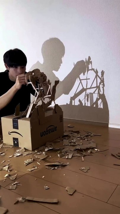 Il réalise un portrait hallucinant de Cristiano Ronaldo avec un carton Amazon (vidéo) !