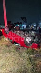 #Preliminar Un elemento activo de la Fiscalía del Estado, perdió su arma de cargo tras volcar en su automóvil sobre el cruce de Periférico y la avenida 8 de Julio #GuardiaNocturna